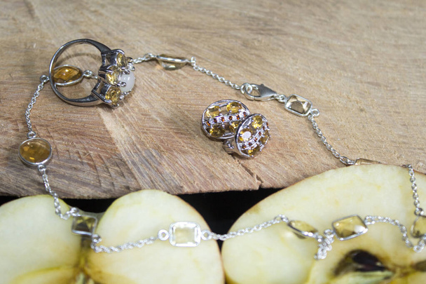 detailní stříbrné kroužky šperky s přírodním drahokamem a krystaly - Fotografie, Obrázek