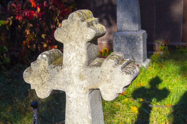 régi kő keresztek a temetőben az őszi napon - Fotó, kép