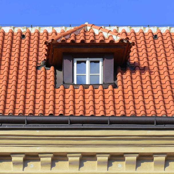 Ventana de un edificio antiguo. Praga Vieja, 2019
.  - Foto, Imagen