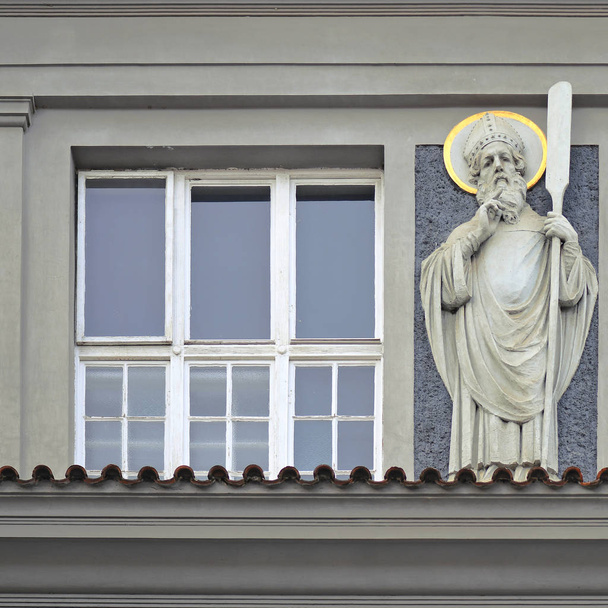 Okno starożytnego budynku. Stara Praga, 2019.  - Zdjęcie, obraz