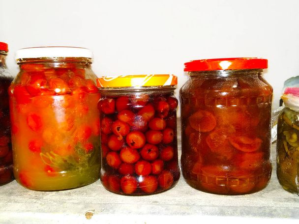 üveg paradicsom uborka élelmiszer - Fotó, kép