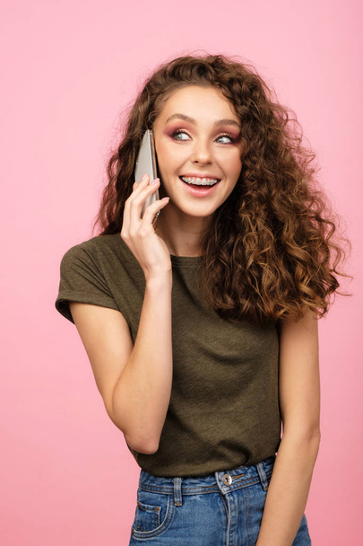 Chica bonita hablando por teléfono inteligente
 - Foto, Imagen