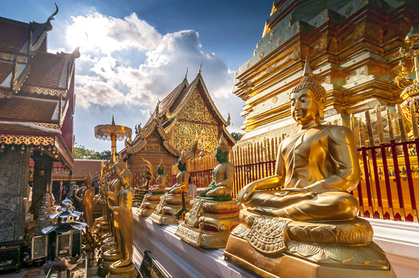 ワット・プラタ・ドイ・サップ・チェンマイ・タイの黄金の仏像のライン. - 写真・画像