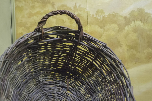 El yapımı etnik sepet. Wicker çember arkaplanı - Fotoğraf, Görsel