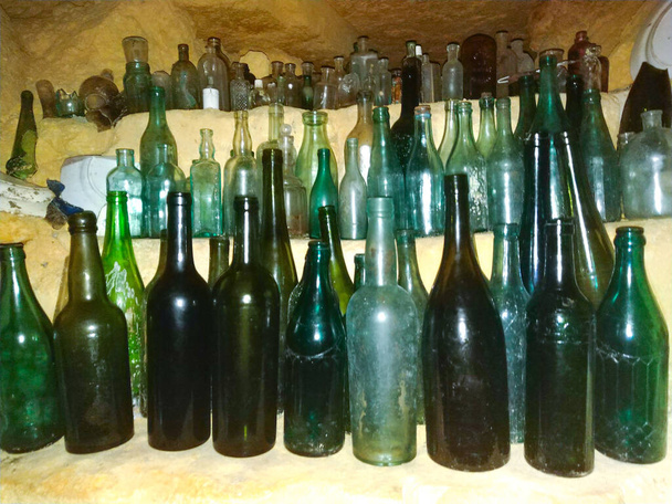 Порожні чорні скляні пляшки з пробками. Колекція антикварних пляшок
. - Фото, зображення