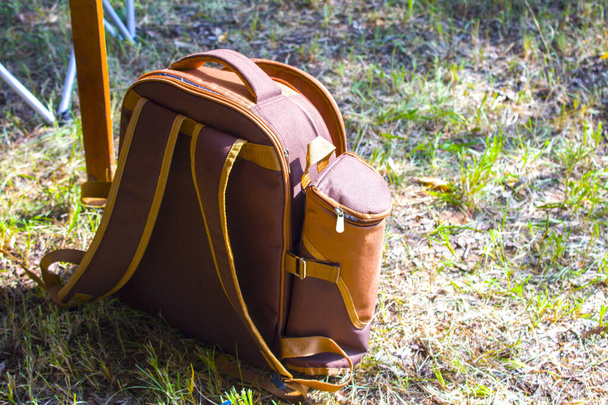 Plecak podróżny vintage z torbą. Pojęcie podróży przygodowych. - Zdjęcie, obraz
