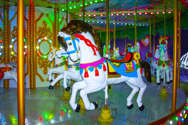 paard carrousel traditionele attractie carnaval - Foto, afbeelding
