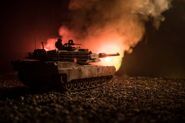 Kriegskonzept. gepanzerte Fahrzeug Silhouette Kampfszene auf Krieg nebligen Himmel Hintergrund in der Nacht. Amerikanischer Panzer kampfbereit. - Foto, Bild