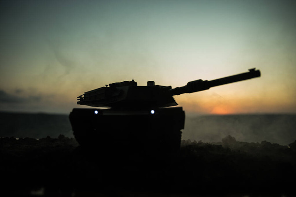 War concept. Gepantserde voertuig silhouet vechten scène op oorlog mist hemel achtergrond. Amerikaanse tank bij zonsondergang. - Foto, afbeelding