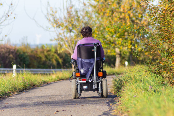 Motorlu tekerlekli sandalye - Fotoğraf, Görsel