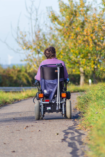 μηχανοποιημένο τα αναπηρικής πολυθρόνας - Φωτογραφία, εικόνα
