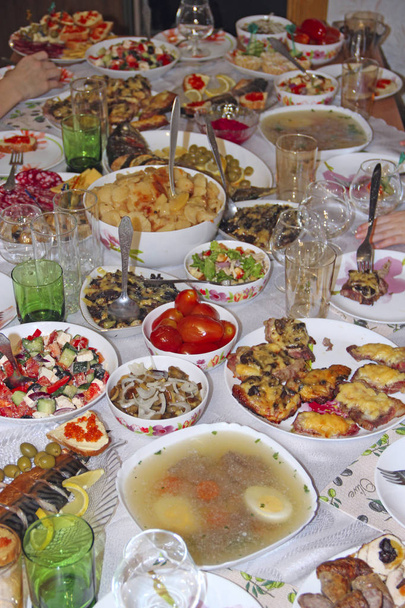 Conjunto de diferentes pratos de carne e legumes. Jantar festivo em casa
 - Foto, Imagem