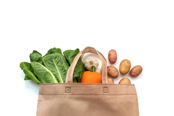 Los residuos cero utilizan menos concepto de plástico / verduras frescas orgánicas en bolsas de tela de algodón ecológico en la mesa de madera - bolsa de tela de lona blanca del mercado de compras de plástico gratis
 - Foto, Imagen
