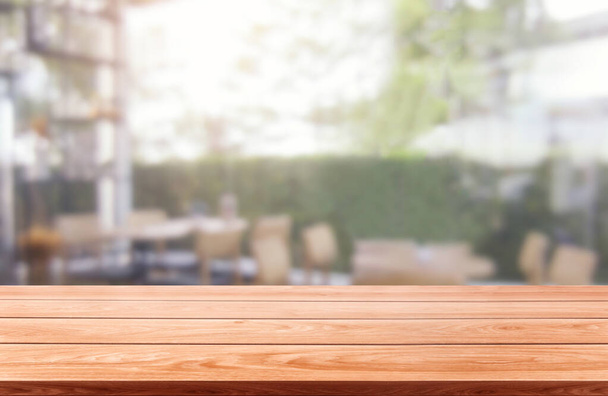 Mesa de madeira no fundo borrão do restaurante moderno
 - Foto, Imagem