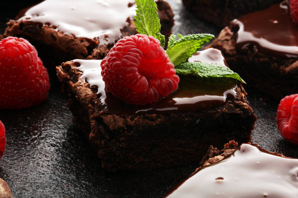 chocolate brownie cake dessert with raspberries and spices on a wooden background. - Fotografie, Obrázek