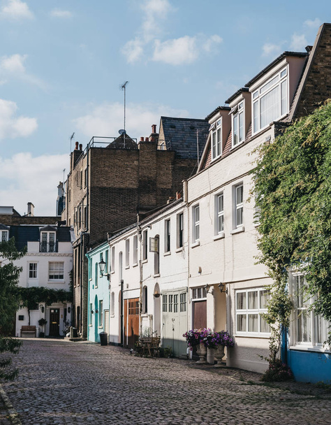 Fila de casas típicas de mews en Londres, Reino Unido
. - Foto, Imagen