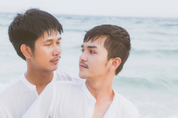 Homosexuální portrét mladý asijský pár stojící objetí a vzhled tog - Fotografie, Obrázek