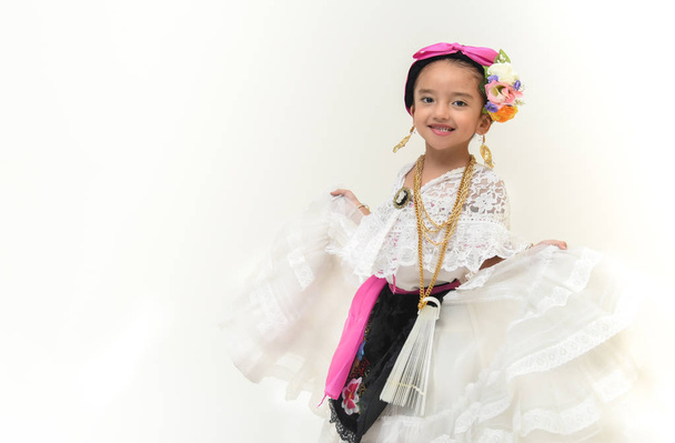 Μικρή Μεξικάνα χορεύτρια ντυμένη με παραδοσιακή λαϊκή φορεσιά της πολιτείας του Βερακρούζ του Μεξικού - Φωτογραφία, εικόνα