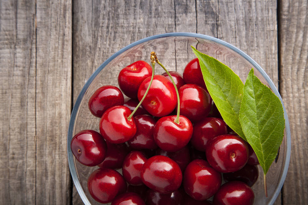 sweet cherry on wooden background - Φωτογραφία, εικόνα