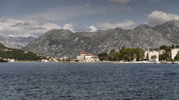 Montenegro - Vista panorâmica das aldeias costeiras Dobrota e Pranj na Baía de Kotor
 - Foto, Imagem