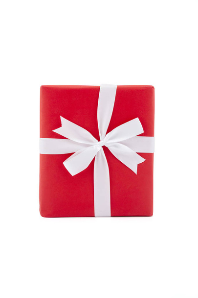 Červená dárková krabice a bílá stuha v sezóně Vánoce a nový rok i - Fotografie, Obrázek