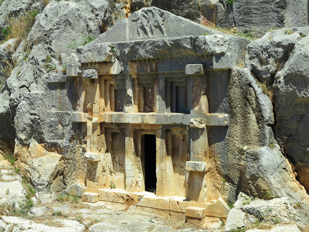 Ancient lycian Myra rock tomb ruins in Demre, Antalya. - Фото, изображение