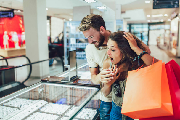 Пара развлекается в торговом центре, делая покупки вместе
 - Фото, изображение