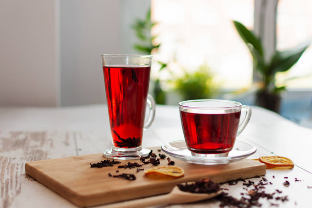 Egy csésze hibiszkusz tea (karkád, vörös sóska, Agua de flor de Jamaica) az asztalon. - Fotó, kép