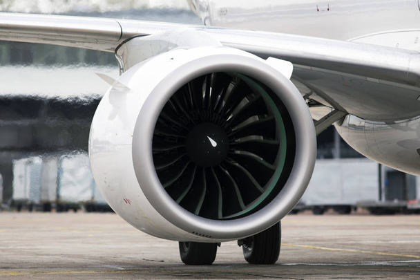 Modern turbóventilátor (fanjet) repülőgép motor. Légbeszívó sugárhajtómű, közelkép - Fotó, kép