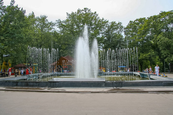 Krásná kašna v parku města Charkov. Ukrajina. červen 2012 - Fotografie, Obrázek