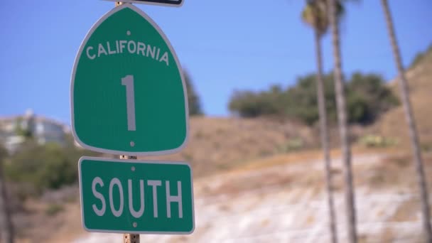 Gros plan d'un panneau vert indiquant la route 1 en Californie, direction sud
 - Séquence, vidéo