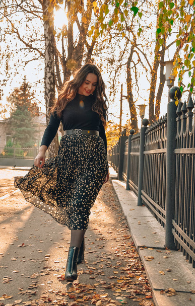 young woman with long hair walking in the autumn park - Foto, afbeelding