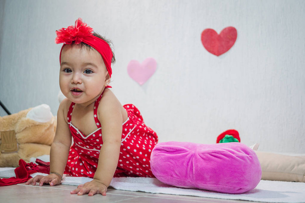 Petite fille en robe rouge fleurs en papier et coeurs
 - Photo, image