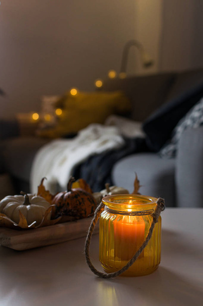 Herbst-Halloween-Hygge Dekoration im skandinavischen Stil mit Kerze,  - Foto, Bild