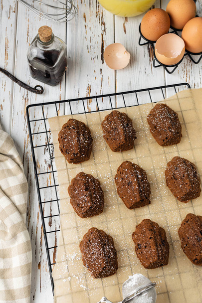 Kotitekoinen leipomo suklaa madeleine evästeet jäähdytys telineeseen
 - Valokuva, kuva