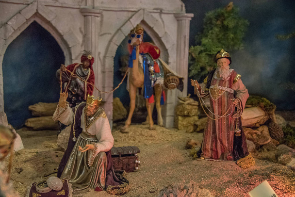 Bakire Meryem ve İsa 'nın doğumunda bilge adamlar hediyeler dağıtıyor ve çocuk Tanrı' ya tapıyorlar. - Fotoğraf, Görsel
