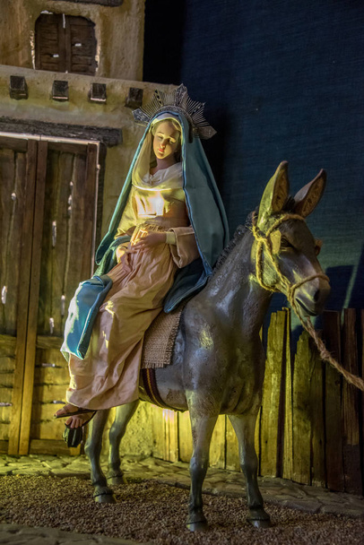 Bakire Meryem ve İsa 'nın doğumunda bilge adamlar hediyeler dağıtıyor ve çocuk Tanrı' ya tapıyorlar. - Fotoğraf, Görsel