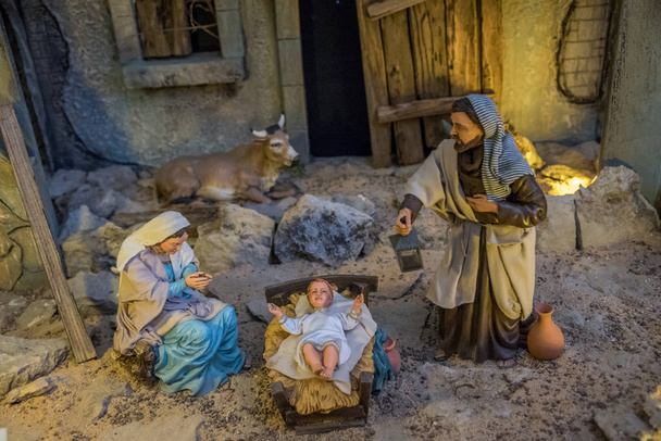 Діва Марія, і мудрі чоловіки при народженні дитини Ісуса, роблячи дари і поклоняючись Богові дитини
 - Фото, зображення