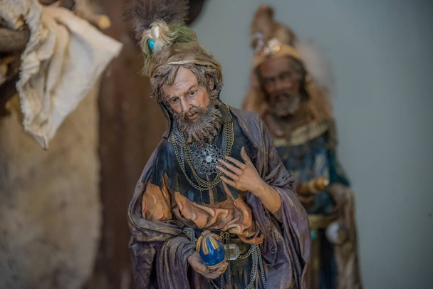 Virgen María, y hombres sabios en el nacimiento del niño Jesús, entregando regalos y adorando al dios niño
 - Foto, imagen