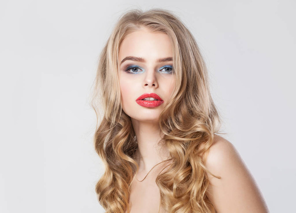 Aranyos szőke modell nő hosszú egészséges göndör haj - Fotó, kép
