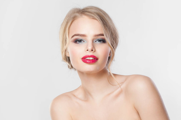 attraktive weibliche Modell Gesicht auf weißem Hintergrund.  - Foto, Bild