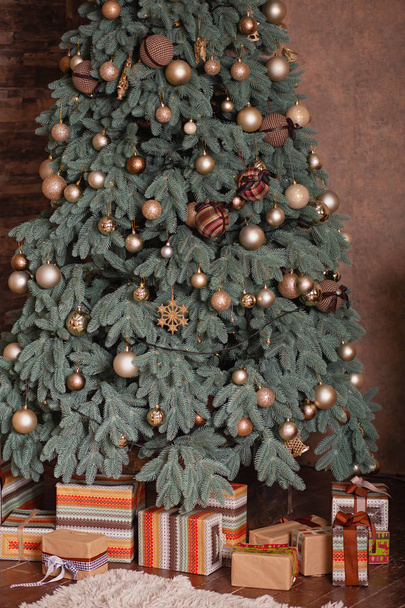Χριστουγεννιάτικο δέντρο και δώρα. Άνετο εσωτερικό του νέου έτους σπίτι. - Φωτογραφία, εικόνα