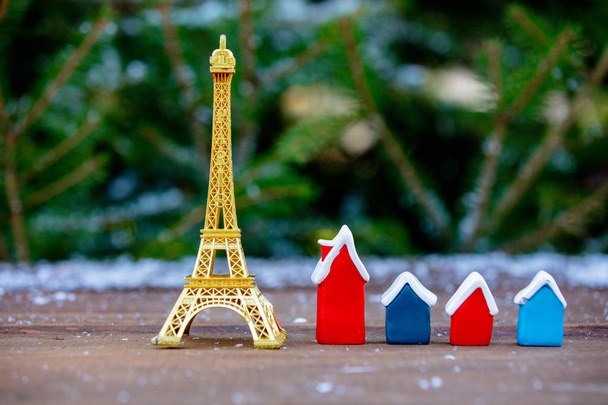 Tour Eiffel dorée souvenir et petites maisons sur table avec spr
 - Photo, image