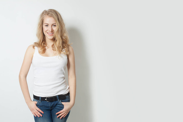 junge Frau in Freizeitkleidung und weißem Hintergrund - Foto, Bild