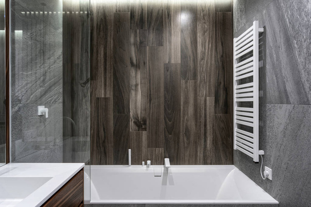 Wit en modern bad in nieuwe moderne badkamer - Foto, afbeelding