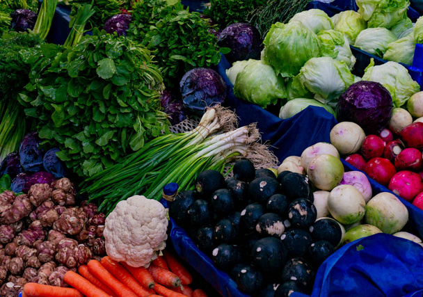 verduras y frutas en el mostrador de verdulería
 - Foto, imagen