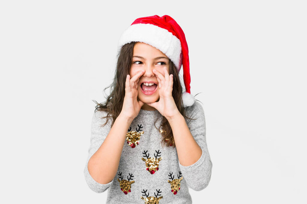 Klein meisje vieren kerstdag schreeuwen opgewonden naar voren. - Foto, afbeelding