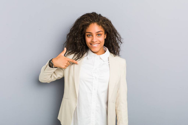 Молода афроамериканська бізнес жінка вказуючи вручну на місце сорочки, горда і упевнена - Фото, зображення