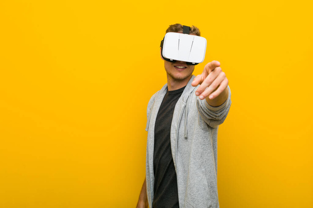 Jeune homme caucasien utilisant des lunettes de réalité virtuelle
 - Photo, image