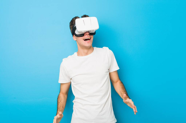Έφηβος Καυκάσιος άνθρωπος χρησιμοποιώντας ένα εικονικό γυαλιά πραγματικότητας - Φωτογραφία, εικόνα